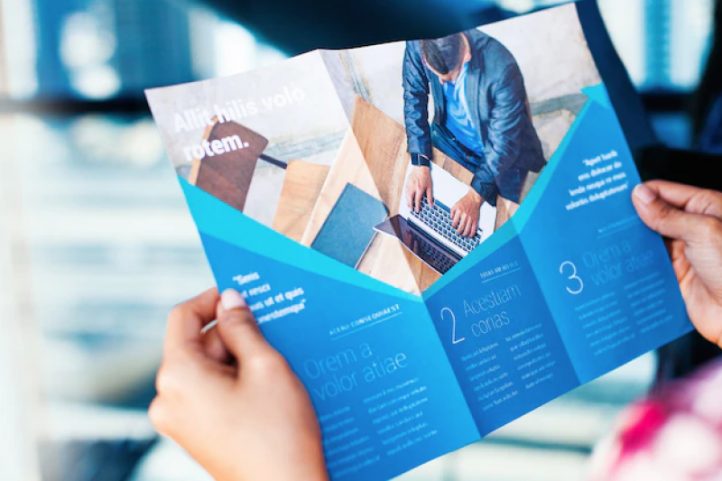 depliant bleu a Lyon